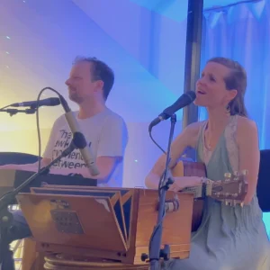 Mantra-Yogastunde (Yin) mit Aleah & Ben (The Love Keys) • MONTAG, 22.12.2025